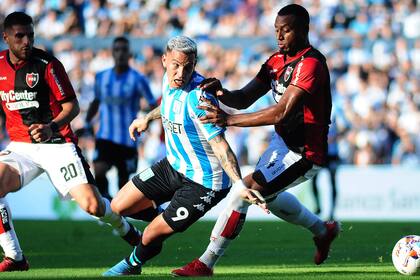 Willer Ditta marcando a Enzo Copetti, de Racing