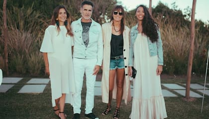 Willi García navarro, dueño de Multitalent, su mujer Sabina Cantero e hija en la presentación de colección de la marca Belier en Las Garzas