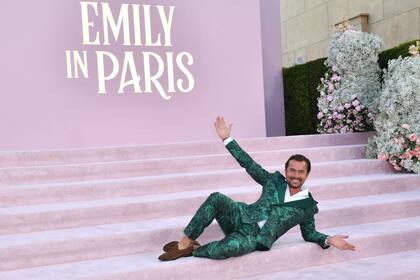 William Abadie, el encargado de interpretar a Antoine Lambert, se dejó ver muy divertido cuando le tocó enfrentar las cámaras en la alfombra rosa. La nueva temporada de Emily in París se divide en dos partes. Los primeros cinco episodios se podrán disfrutar a partir del 15 de agosto, mientras que los cinco restantes se sumarán al servicio de streaming el 12 de septiembre