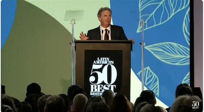 William Drew, durante la apertura de la ceremonia de premiación