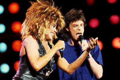 William Easterly cuestionó eventos de ayuda como Live Aid, del que participaron, entre muchos otros artistas, Tina Turner y Mick Jagger