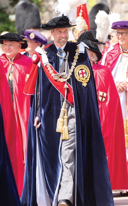 William el lunes 16 en Windsor, en la celebración del Día de la Jarretera. Tanto él como los Reyes Carlos y Camilla, los príncipes Eduardo y Ana, y otros ciudadanos ilustres nombrados Caballeros y Damas de la Orden vistieron el tradicional manto azul oscuro con la insignia o jarretera y sombrero de estilo Tudor con pluma de avestruz.