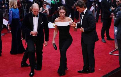 William, Kate Middleton y Tom Cruise en la avant premiere de Top Gun: Maverick (Foto: AFP)