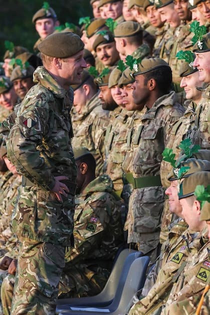 William les dedicó unas palabras a los miembros del Primer Batallón del Regimiento Mercian.