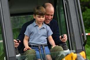William llevó a su hijo menor mientras conducía una excavadora.