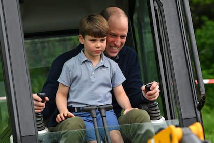 William llevó a su hijo menor mientras conducía una excavadora.