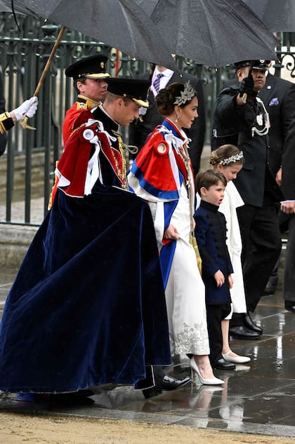 William lució el uniforme de gala de la Guardia Galesa y Kate, un vestido de Alexander McQueen, una de sus etiquetas de cabecera.