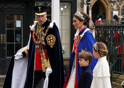 William lució las medallas de los Jubileos de oro, diamante y platino de su abuela, la reina Isabel II y el manto de la Orden de la Jarretera así como el collar de la que es la orden de caballería más importante y antigua de Reino Unido.