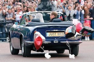 William -primogénito de Carlos III- con Kate Middleton a bordo del DB6 MK2 Volante el día de su boda, el 29 de abril de 2011. El Aston Martin fue decorado con cintas, globos y el cartel de "recién casados".