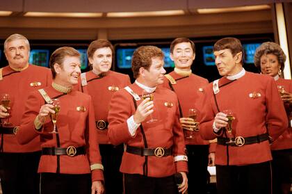 William Shatner con sus compañeros de Star Trek James Doohan, DeForest Kelley, Walter Koenig, George Takei, Leonard Nimoy y Nichelle Nichol