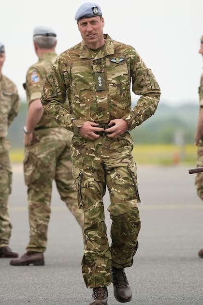 William vistió
el uniforme del
regimiento como
nuevo coronel en jefe
y recibió por primera
vez información sobre
el trabajo actual del
Cuerpo Aéreo del
Ejército, inspeccionó
aviones operativos
y de entrenamiento
y habló con los
soldados.