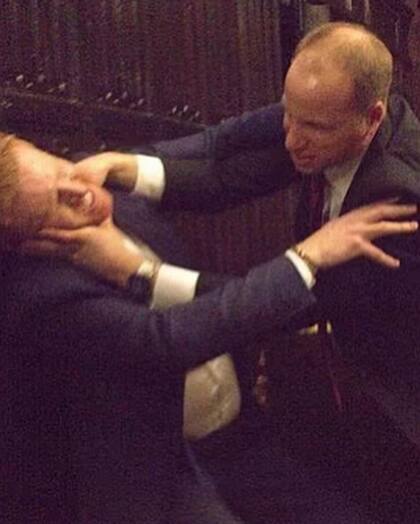 William y Harry a las piñas en una exposición a días de la coronación de Carlos III (Foto: Instagram @alisonjacksonartist)