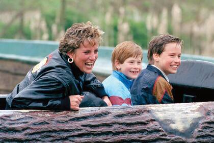 William y Harry, a pura adrenalina durante
una excursión acuática en Disney World con su madre, Diana, en 1993