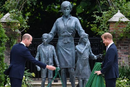 William y Harry durante el acto por el 60° aniversario del nacimiento de su madre