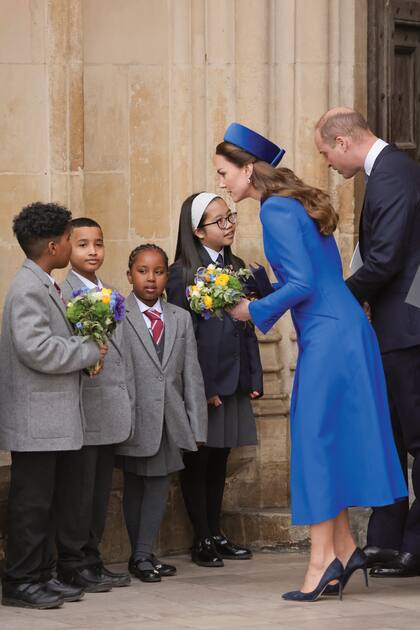 William y Kate fueron recibidos por un grupo de chicos.