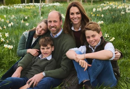 William y Kate junto a sus hijos, George, Charlotte y Louis, en una escena pensada para transmitir naturalidad y unión familiar.
