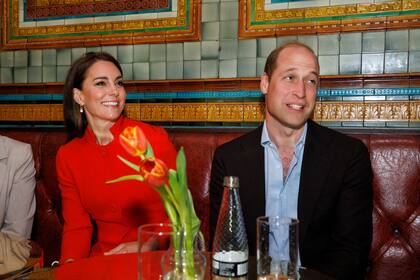 William y Kate Middleton tenían la intención de lanzar un comunicado más duro contra Harry y Meghan Markle (Jamie Lorriman/Pool Photo via AP)