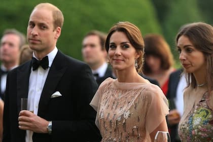 William y Kate protagonizaron fuertes rumores de crisis cuando varias versiones apuntaron a que el príncipe tenía un romance con la marquesa Rose Danbury, amiga de su esposa (Foto: Archivo)
