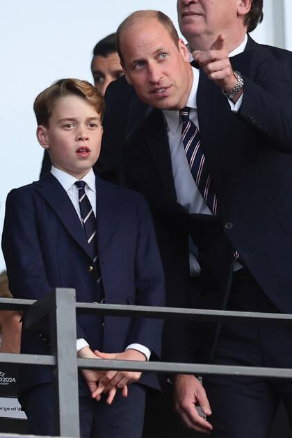 William y su hijo George, atentos a cada jugada de su selección.