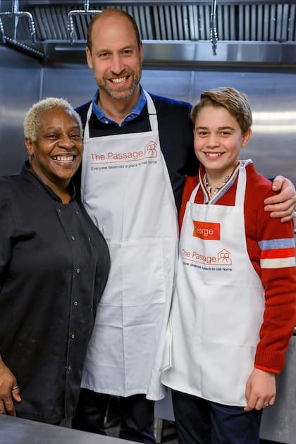 William y su hijo George (con delantal con su nombre) con una de las voluntarias de The Passage