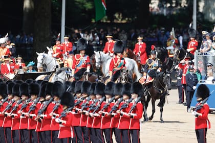 William y sus tíos Eduardo, duque de Edimburgo, y la princesa real Ana (hermanos del rey Carlos) encabezaron el desfile de la Guardia de Caballería por las calles de Londres. Al igual que los otros oficiales que participaron, llevaron un brazalete negro en señal de luto por las 241 víctimas del accidente del avión de Air India, de las cuales 53 eran británicos.