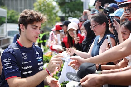 Franco Colapinto es furor en cada uno de los circuitos que corre: en Singapur, por ejemplo, firmó autógrafos para sus fanáticos asiáticos
