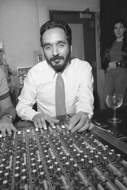 Willie Colón como productor musical en una imagen de 1983