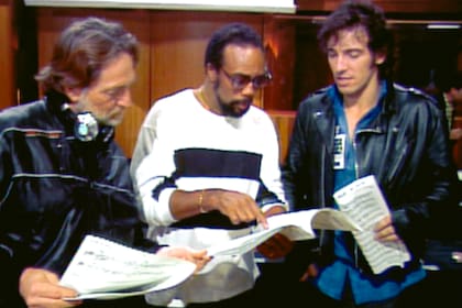 Willie Nelson, Quincy Jones y Bruce Springsteen en la madrugada de 1985 que nos regaló el hit "We Are The World", una gesta donde la música y el altruismo tejieron una de sus mejores alianzas
