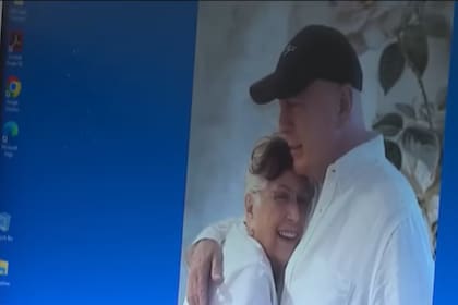 Willis tiene como fondo de pantalla de su computadora una foto con el actor (Foto: Captura / NBC)