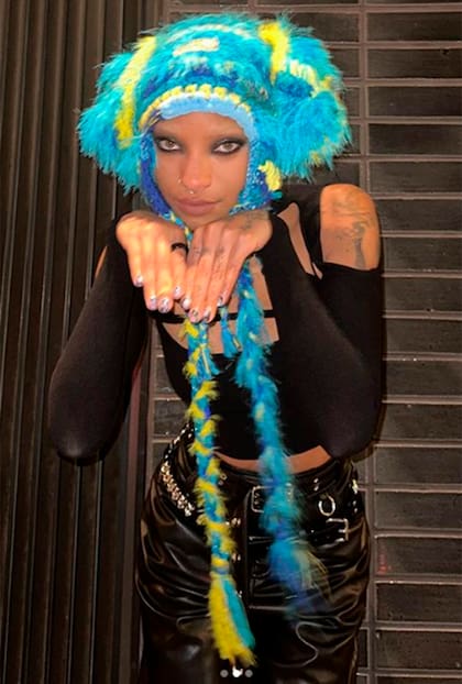 Willow es coanfitriona del programa de Facebook, Red Table Talk, junto a su madre Jada Pinkett y su abuela Adrienne Banfield Norris