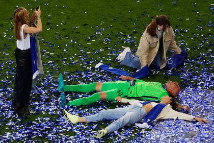 Willy Caballero festejando la Champions con su familia