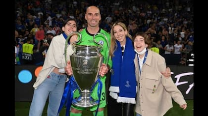 Willy Caballero posa junto a su familia como campeón de la Champions League con Chelsea, en 2021