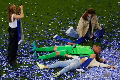 Willy Caballero y su familia, celebrando sobre el césped: con él, su mujer y sus dos hijas.