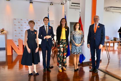Wilma Blok, Lucas du Pré y Nadji Bilik junto al embajador y su esposa. Las autoridades de la embajada en el festejo en el Yacht Club