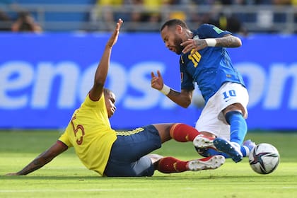 Wilmar Barrios y Neymar luchan por la pelota durante el partido de eliminatorias de la Copa del Mundo Catar 2022 entre Colombia y Brasil
