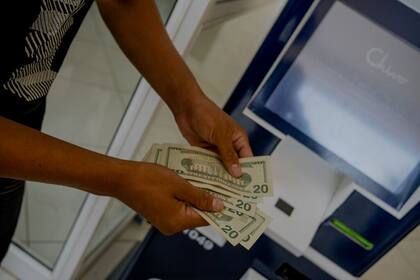 Wilmar Escobar, de 18 años, retirando dólares de su billetera electrónica de bitcoin en un cajero automático Chivo, en San Miguel, El Salvador
