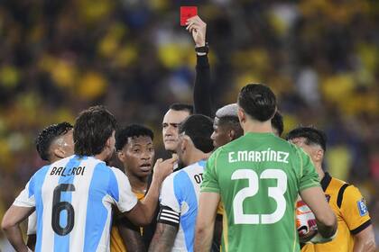 Wilmar Roldan expulsó a Nicolas Otamendi (AP Photo/Dolores Ochoa)