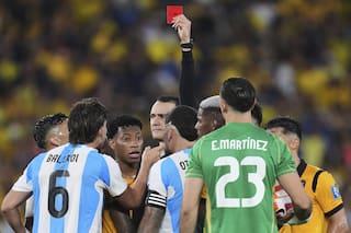 La expulsión de Otamendi y lo qué dice el reglamento de la FIFA: ¿se pierde el primer partido del Mundial?