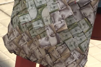 Wilmer comenzó armando barquitos con billetes que encontraba tirados en la calle