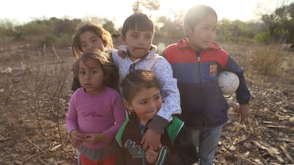 Wilson, de camisa blanca, junto a sus primos en el paraje La Firmeza