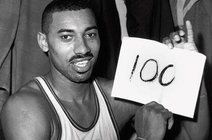 Chamberlain celebra en el vestuario de Philadelphia Warriors tras anotar 100 puntos contra New York Knicks en marzo de 1962; LeBron, otro grande de la historia, lo homenajeó con humor, imitándolo.