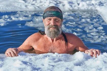 Wim Hof cumple su rutina en medio de un lago congelado