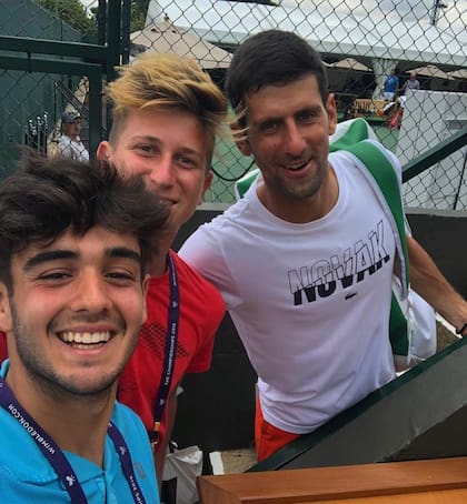 Wimbledon 2019: Lingua (remera naranja), en su época de junior, junto con Novak Djokovic y Bautista Torres