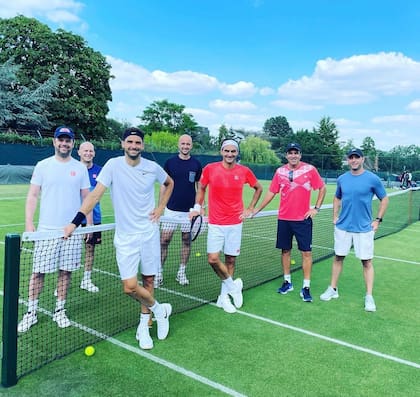 Wimbledon 2021: Bottini (el segundo desde la derecha), durante un ensayo de -su por entonces pupilo- Dimitrov y Federer; fue el último torneo oficial del suizo