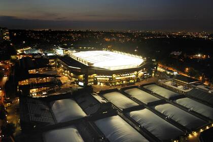 Wimbledon y una bellísima panorámica nocturna, con el court central iluminado en su interior