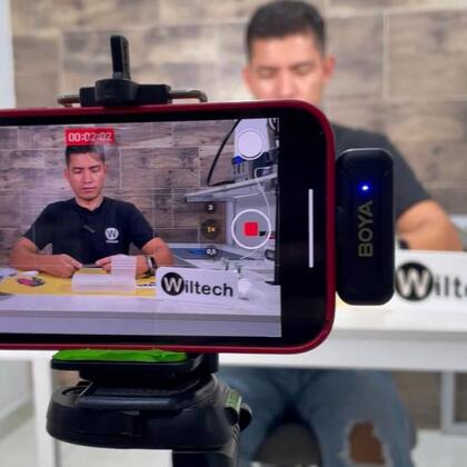 Wimer graba la mayoría de sus videos mientras trabaja en su taller de reparación