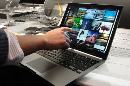 Windows 10 y Chrome OS adoptan la idea de permitir el uso con touchpad o ratón, pero también la interacción tocando la pantalla