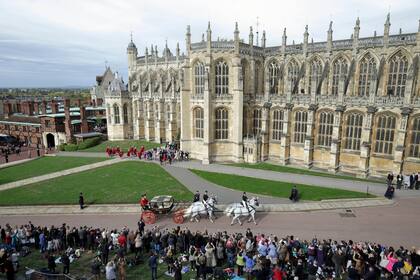 Una imagen del coche recorriendo las calles para que la pareja salude al pueblo, con el imponente castillo de Windsor como telón de fondo.