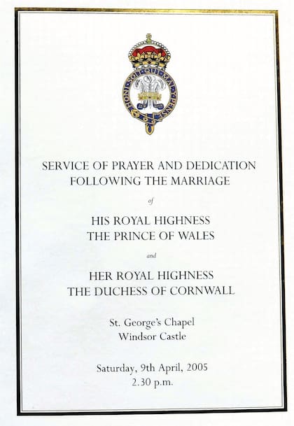 La invitación a la boda y los novios en la foto oficial de su casamiento, el 9 de abril de 2005. Ella con un vestido blanco de Robinson Valentine, tapado en hilo de seda haciendo juego y un espectacular tocado dorado de Philip Treacy. Él con jacquet.