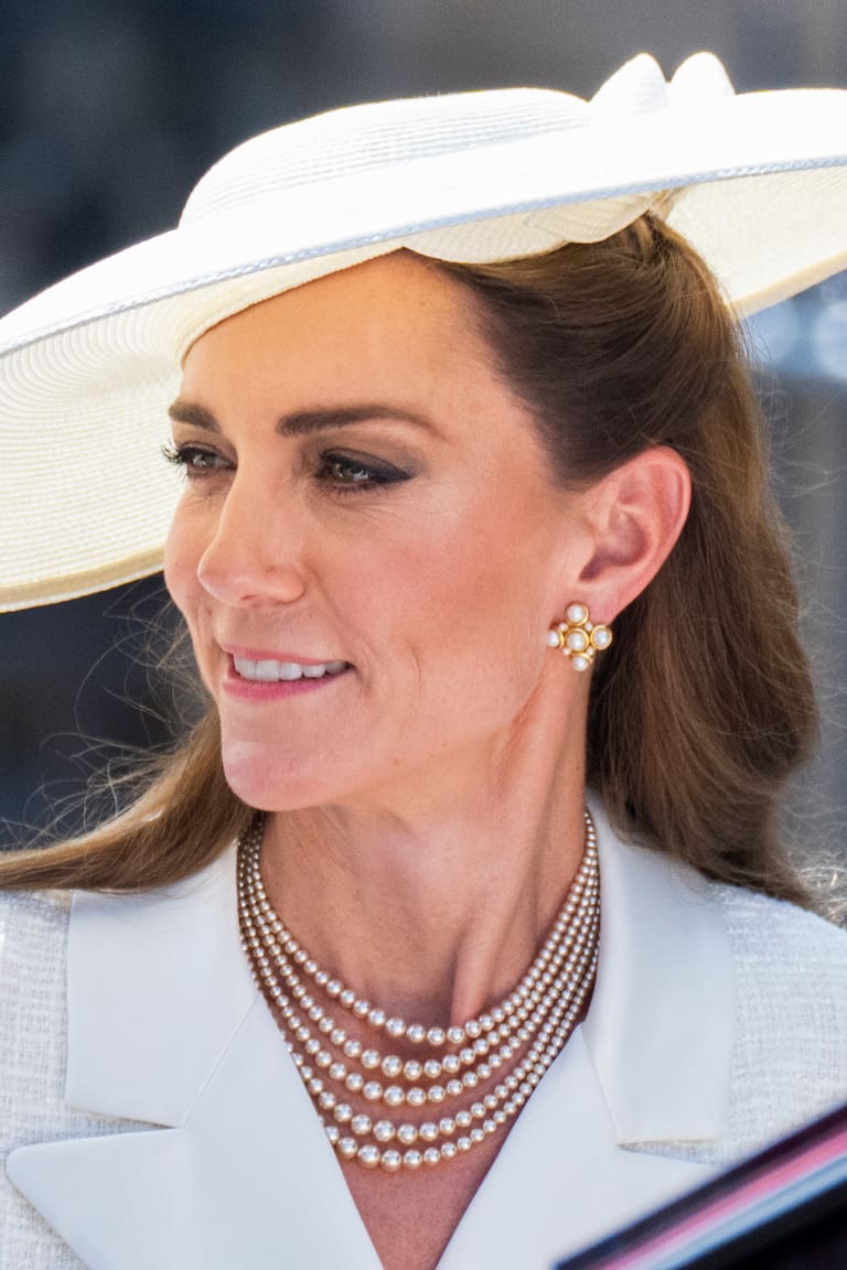 El broche Shamrock -en forma de trébol- de la Guardia Irlandesa y el collar de perlas de cinco vueltas que es parte del cofre personal de la princesa